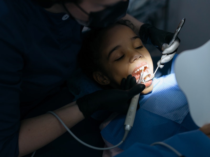 Cara Mengobati Sakit Gigi Berlubang pada Anak
