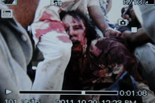 foto di Gheddafi morto