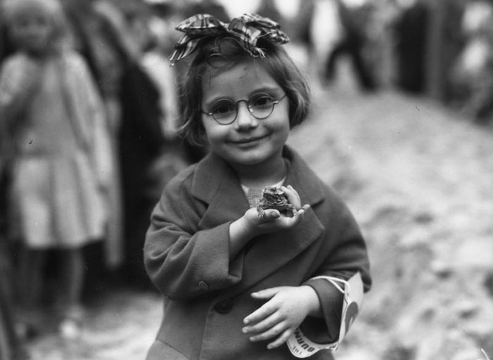 60 Inspiring Historic Pictures That Will Make You Laugh And Cry - Little Girl And Her Pet Toad At A Pet Show, Venice Beach, California, 1936