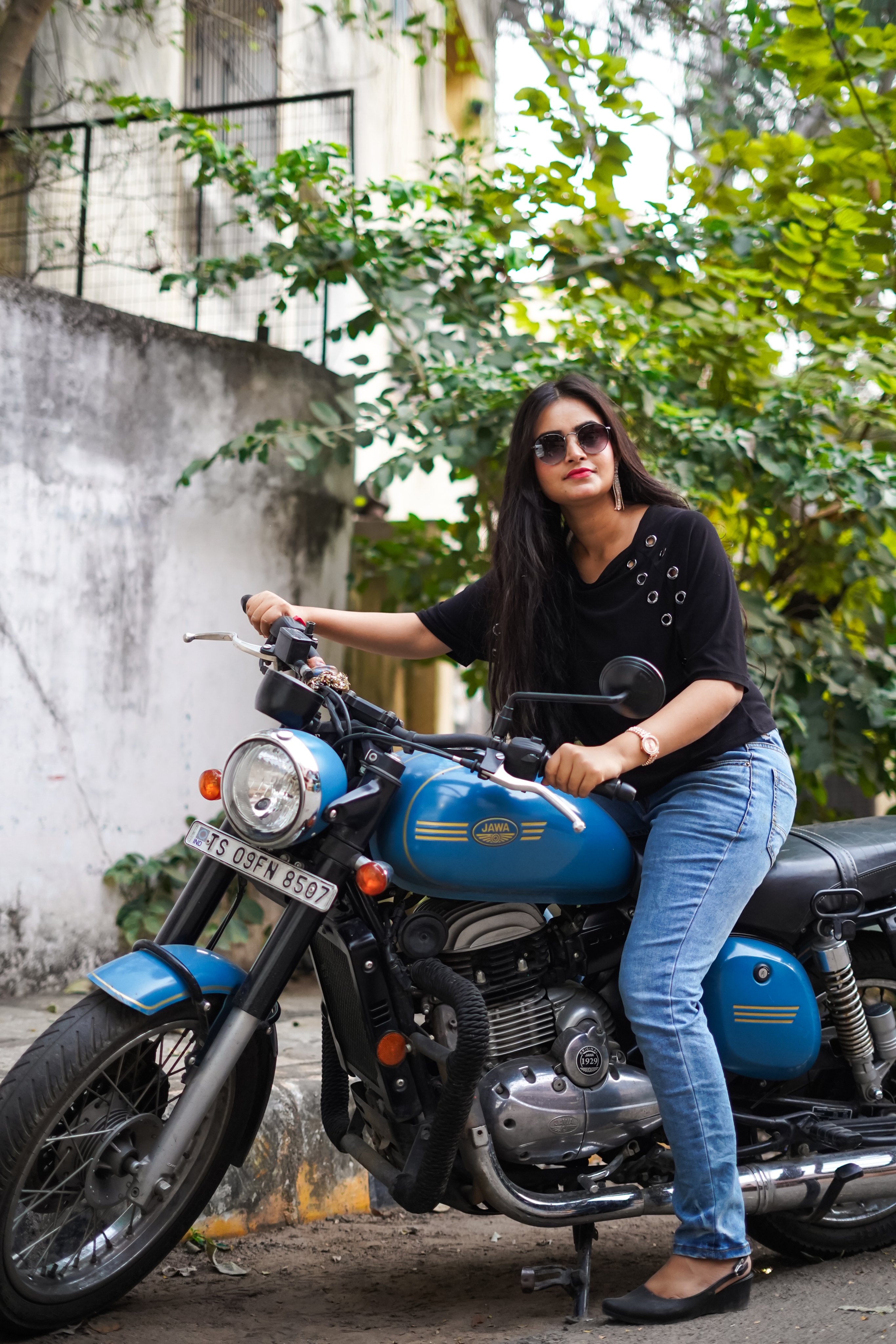 Photoshoot with Royal Enfield for girls idea || best pose for girls ||  Photoshoot ideas for girls - YouTube