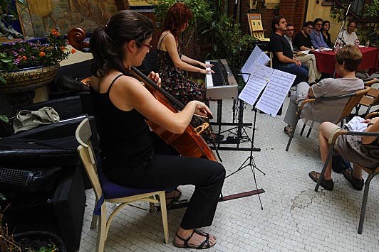 Rosa Navarro al violoncello.