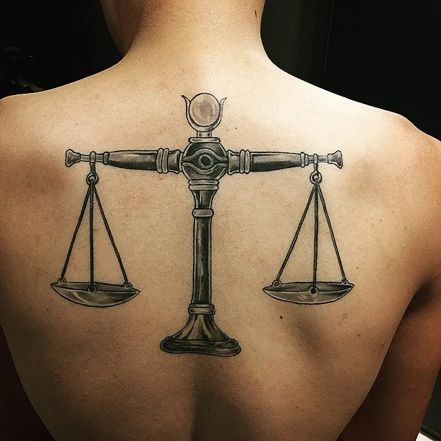 chica con tatuaje del signo de libra