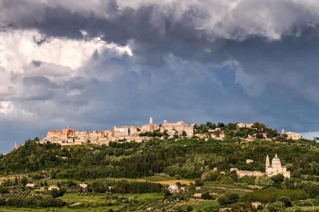 foto de Montepulciano no alto da colina