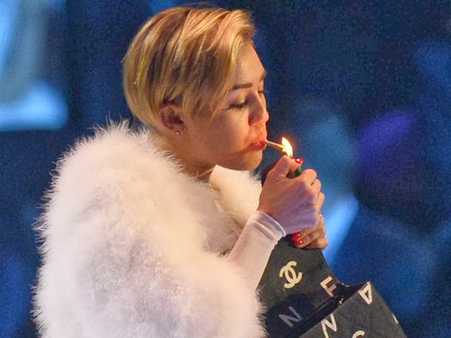 us-censors-miley-cyrus-smoking-pot-while-accepting-mtv-europe-award