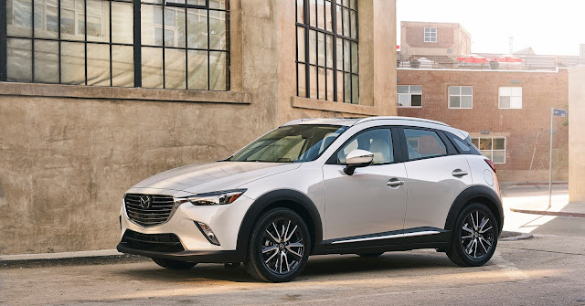 Front 3/4 view of 2018 Mazda CX-3 Grand Touring