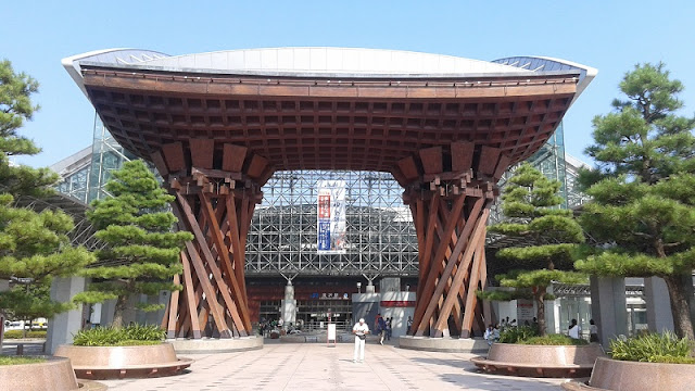 Entrada a la estación de tren de Kanazawa