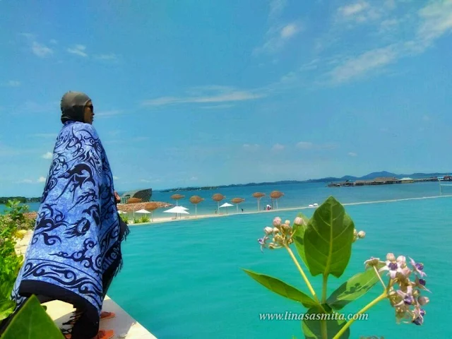 Kolam Renang di Harris Resort Barelang