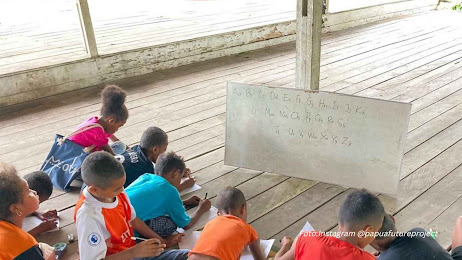 Anak Pulau Mansinam belajar membaca