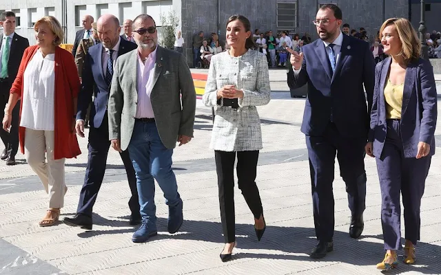 Queen Letizia wore a golden buttons, tweed long jacket by Massimo Dutti. Hugo Boss black trousers and Chanel