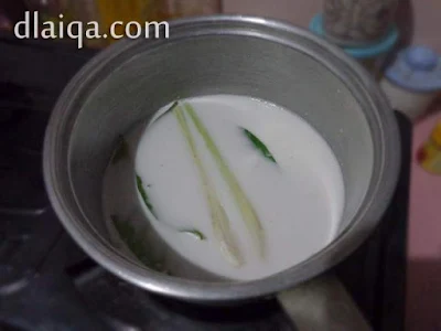 didihkan santan dan bumbu