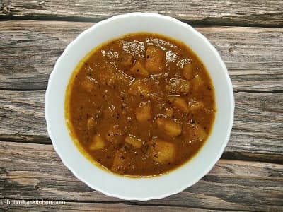 आलू की सब्जी (बटाटा नु शाक) रेसिपी - Batata Nu Shaak Recipe In Hindi -  Aloo Ki Curry Recipe In Hindi