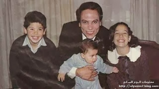 صورة للنجم المصري عادل إمام وأولاده  الثلاثة رامى وسارة ومحمد