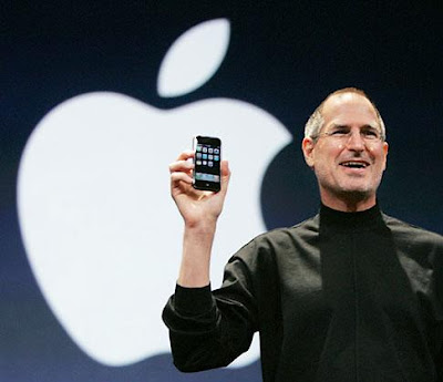 Steve Jobs segurando um iPhone