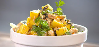 Ensalada de mango y res con cilantro