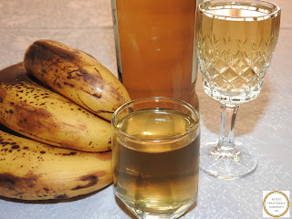 Lichior de banane cu zahar reteta de casa cu banana vodka sirop vanilie si colorant alimentar natural galben retete culinare bauturi alcoolice dulci aperitive fructe alcool,