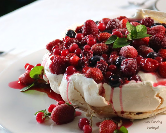 Pavlova de frutos vermelhos na slow cooker