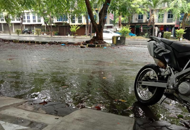 hujan deras dan orang malas