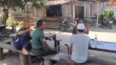 Serka Bismar Rambe Babinsa Koramil 09/NL Ingat Warga Cuaca Panas Waspada Bahaya Kebakaran Rumah dan Lahan