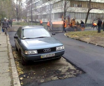 Voiture oubliée, macadam autour