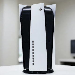 PS5 console design and dualsense controller in 2025