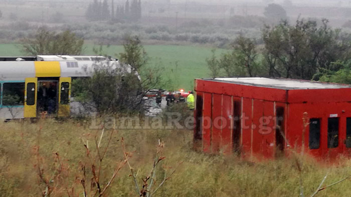 Aμαξοστοιχία παρέσυρε αυτοκίνητο στη Λαμία -Θρίλερ στις ράγες με εγκλωβισμένους επιβάτες 