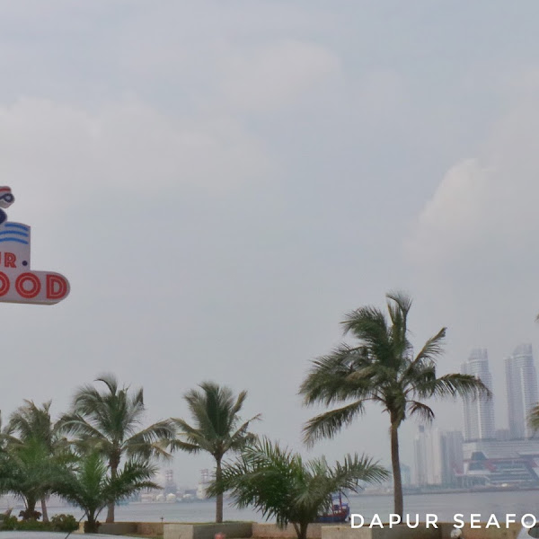 Mengejar Kepiting Raksasa di Dapur Seafood