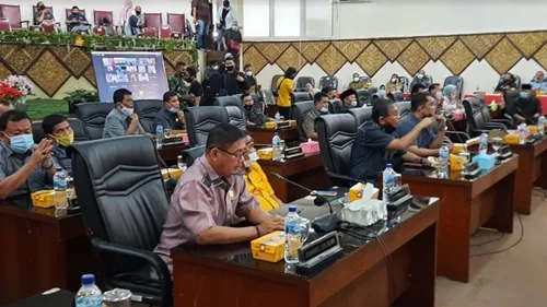 Rapat Paripurna DPRD Kota Padang, Wawako Hendri Septa Sampaikan 3 Ranperda Ini