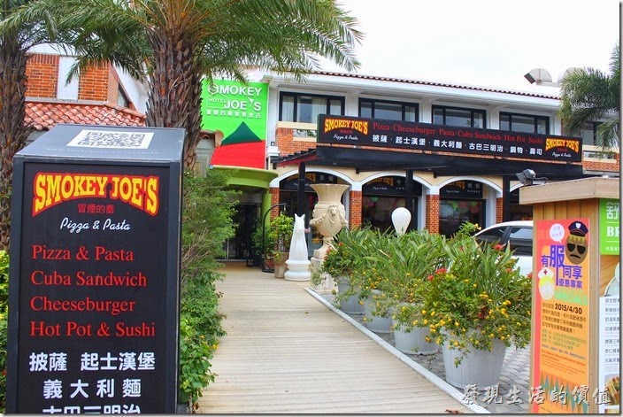 這間「冒煙的喬雅客旅店」由「AMY’S GROUP」(經營有冒煙的喬系列餐廳)承接原本「雅客之家」旅店，並保留原本榮獲優良設計獎的建築主體，但給予全新的裝潢。走進飯店就可以感受到濃濃的美國墨式的熱情，飯店內到處都是精心設計過的造景，由於我們Check-in當天在新曆過年前，所以飯店還送我們一人一份飯店的桌上月曆（應該也可以算是打廣告吧！），而且櫃台還主動告知客房內的夾腳脫鞋可以無償帶回家，現在來墾丁沒有穿夾腳脫你就落伍了，另外客房內的飲料也都可以免費喝，當然喝完就沒有了，還有掛耳式咖啡耶，很跟得上潮流。