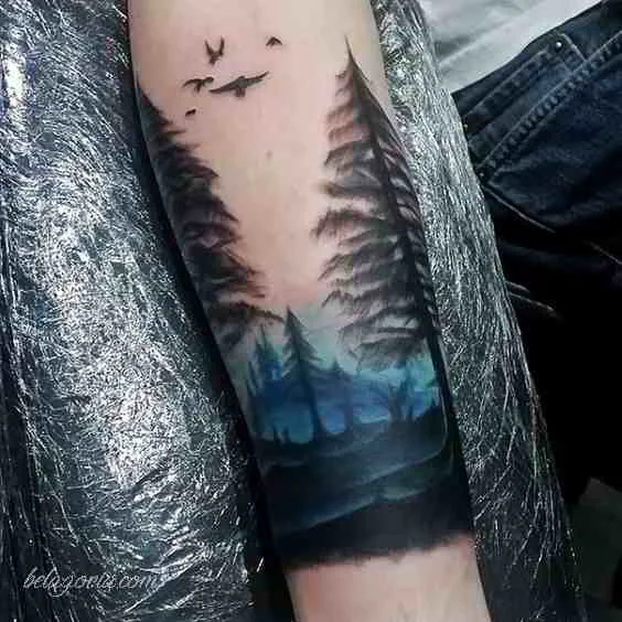 foto con tatuaje de bosque espectaculare