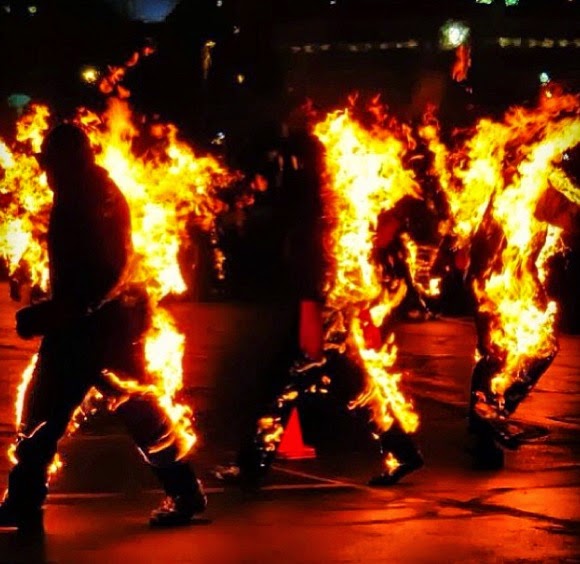 n prenderse incendios y caminar a través de las calles de la metrópolis Récord de principal cuantía de personas ¡en llamas!