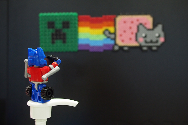 Kreon Optimus Prime taking a picture of Creeper and Nyan Cat