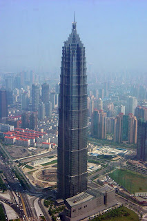 Ao lado do Shanghai World Financial Center, a torre Jin Mao parece pequena, mas foi a maior da China por quase dez anos. 