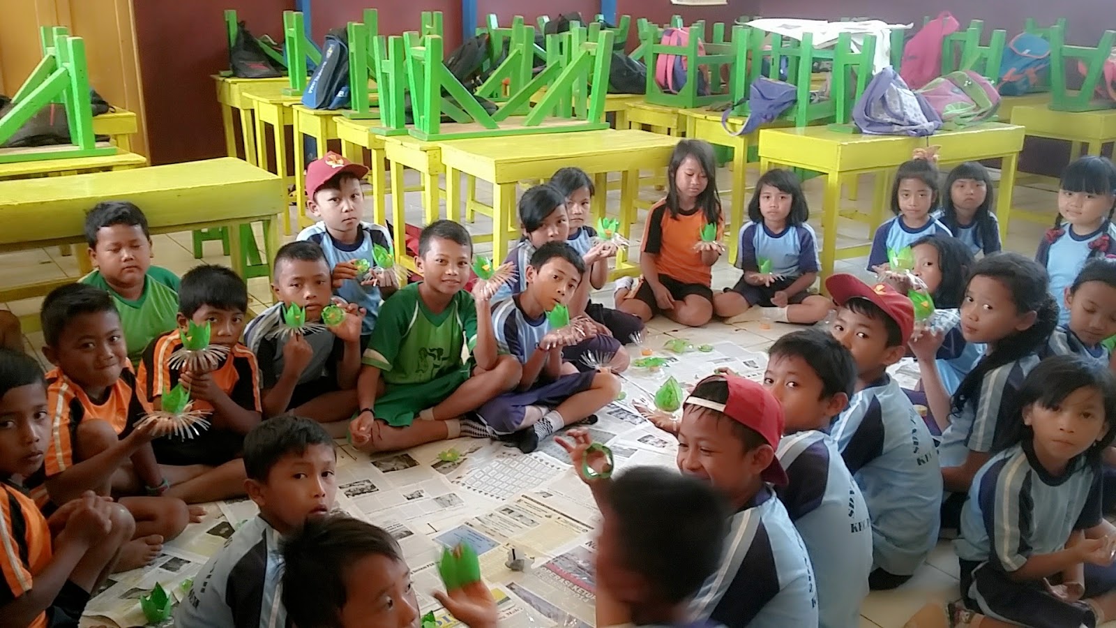  PEMANFAATAN  BOTOL  PLASTIK BEKAS  MENJADI KERAJINAN TANGAN 