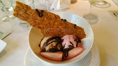 Helado artesanal de fresa y chocolate