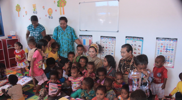 Rini Soemarno Resmikan Penitipan Anak di Pasar Doyo Sentani