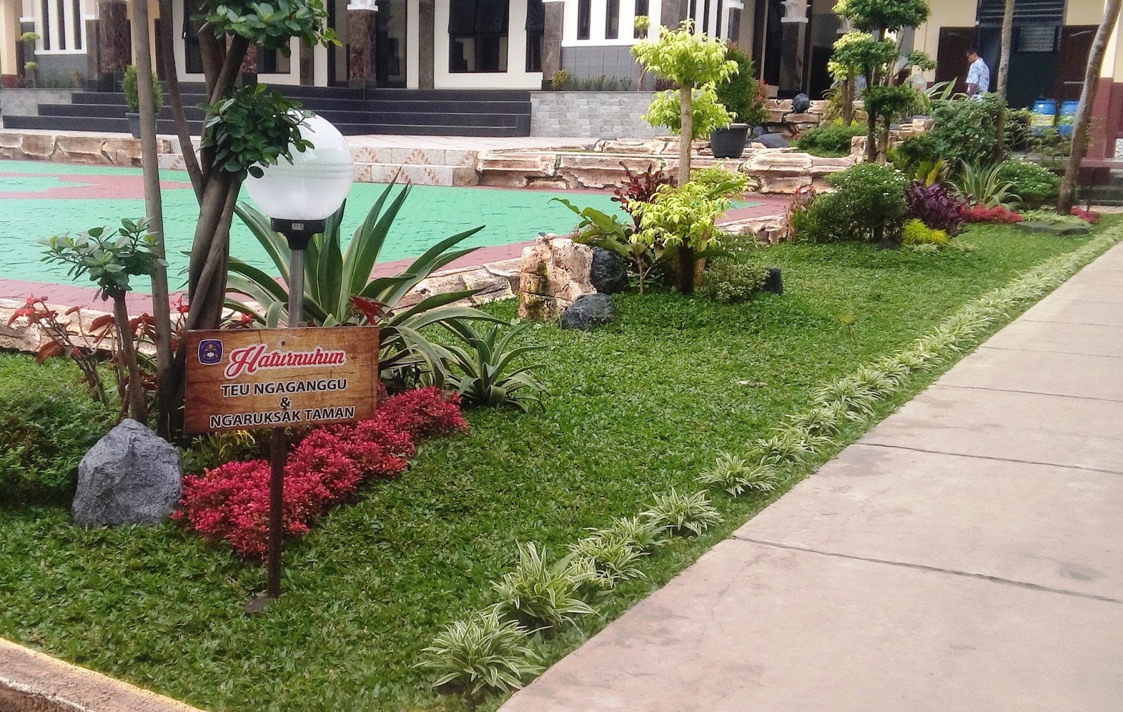 DESAIN TAMAN SEKOLAH DENGAN BUNGA HIAS BONSAI TAMAN