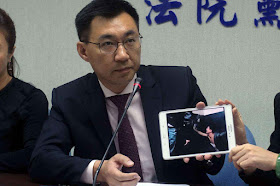 J. Chiang, do partido KMT, exibe um vídeo com o sequestro de cidadãos taiwaneses