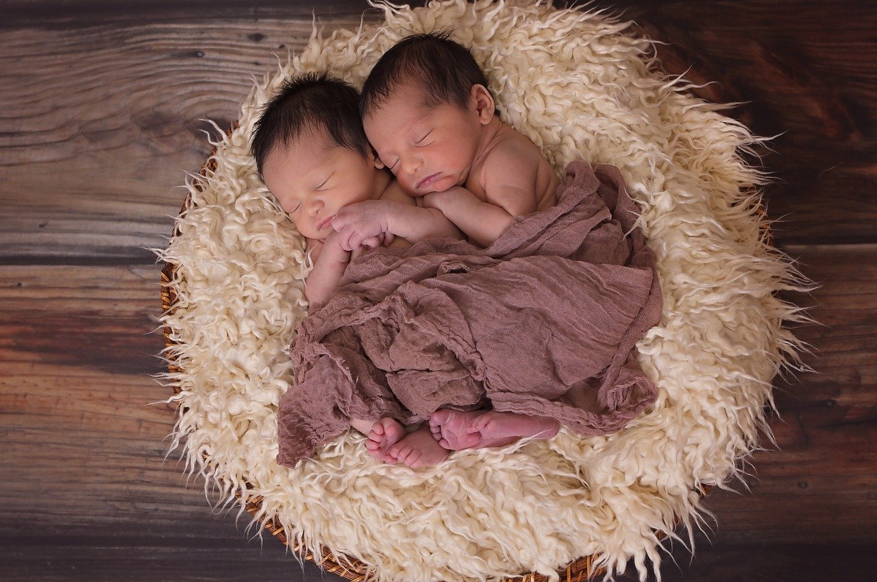 Nama Bayi Kembar Laki-Laki dan Perempuan Paling Cocok