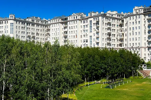 ГЭС-2, лес, жилой дом 1931 года постройки – «Дом на набережной»