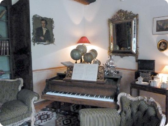 piano-in-parlor-where