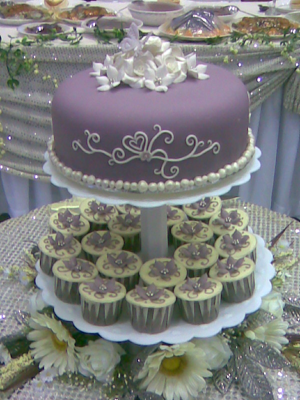 gray coloured wedding cake