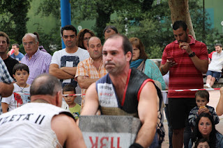 Exhibición de deporte rural en las fiestas de El Regato