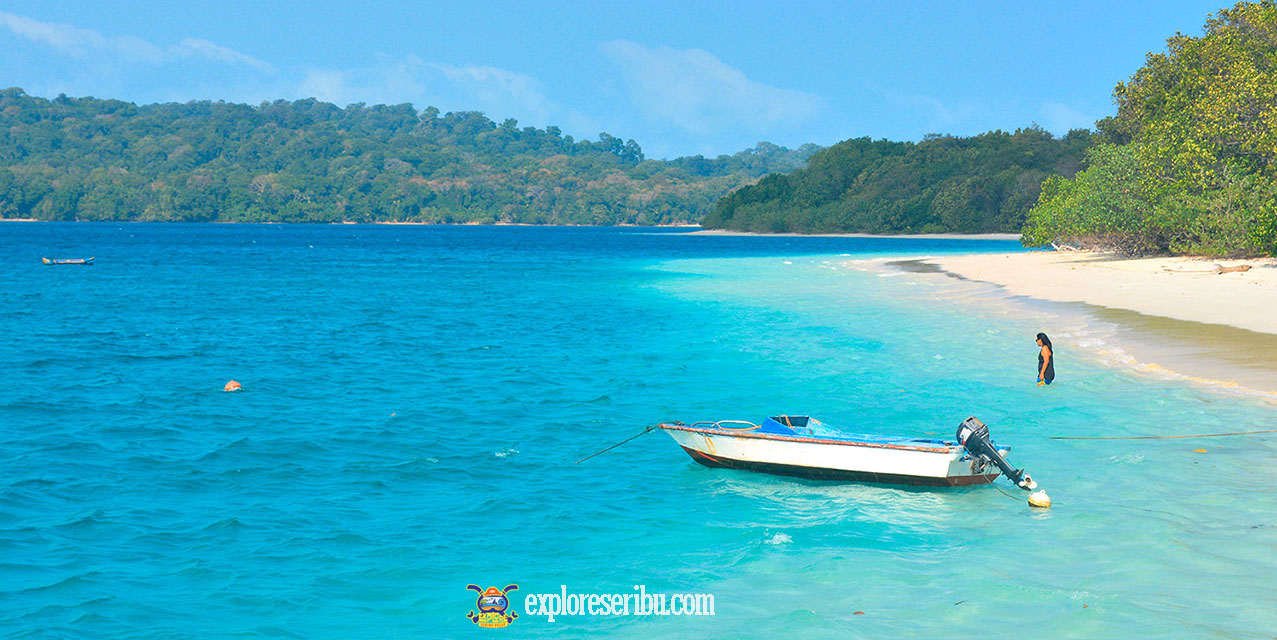 pantai dan laut biru pulau peucang