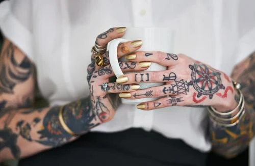 significado-tatuajes-dedos