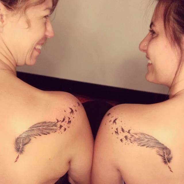 Una preciosa modelo nos enseña sus tatuajes de moda, tatujes tendencia en los ultimos años que son tatuajes pequeños y delicados