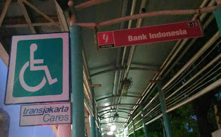 Plang Transjakarta Cares di Halte Bank Indonesia