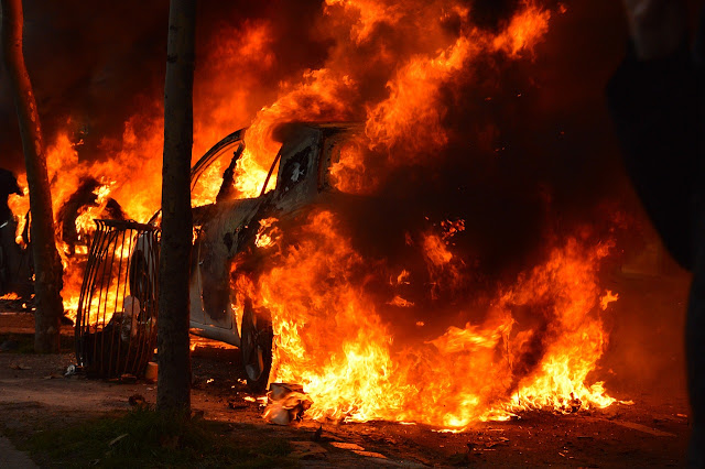 Van syarikat terbakar tiba-tiba di depan rumah - Waspada, malang tak berbau