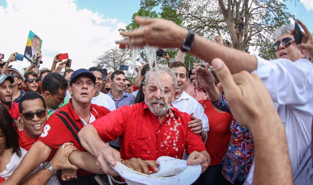 O que aconteceu ontem no sertão da Paraíba, de forma mais eloquente  na cidade de Monteiro, mas não só nela, foi um dos maiores atos políticos da história do Brasil.

Monteiro é uma cidade pequena, de 33 mil habitantes, segundo o IBGE de 2016. E na chegada de Lula ao local do evento que marcou a inauguração de fato e de direito da transposição do Rio São Francisco havia aproximadamente 100 mil pessoas para receber Lula e Dilma.