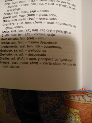 Lichín lo llibre de Javier Sierra, "El fuego invisible", parlen del GRIAL y comenten que al prinsipi sol ere una espéssie de "cuenco". 