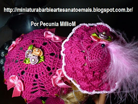 Roupa de Época de Crochê Para Bonecas Barbie Com Sombrinha Aberta e Chapéu Com Penas Por Pecunia MillioM 11